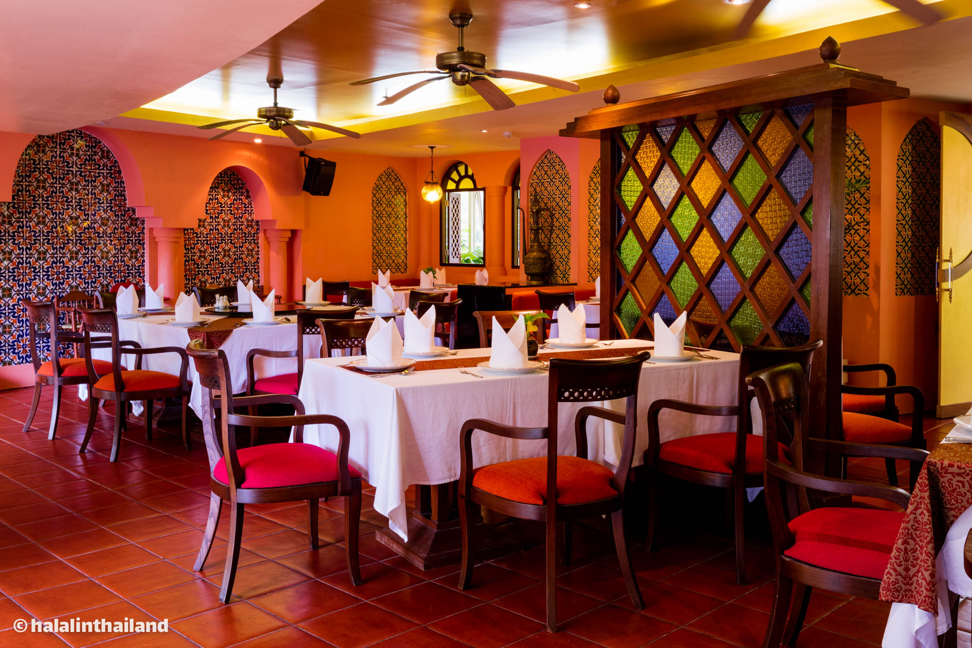 ห้องอาหารคาซาบลังก้า โรงแรมเดอะ รอยัล พาราไดซ์ ป่าตอง